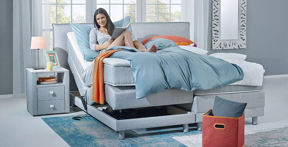 Zusatzfunktionen: Hellblaues Boxspringbett 180x200 cm, mit Elektrobox und Komfortschaum-Topper, bei mömax