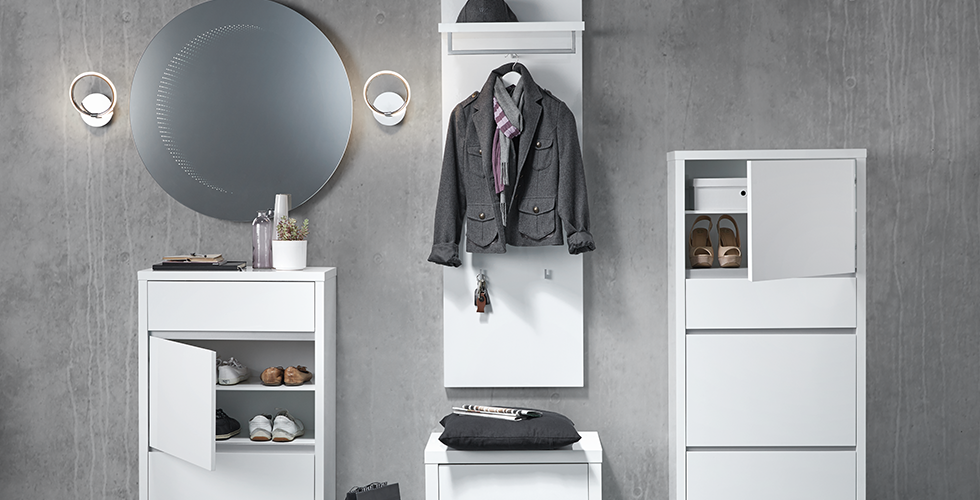 Runde Wandleuchten für die Garderobe von mömax.